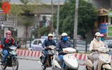 Người Hà Nội mặc thêm áo mưa ra đường vì lạnh